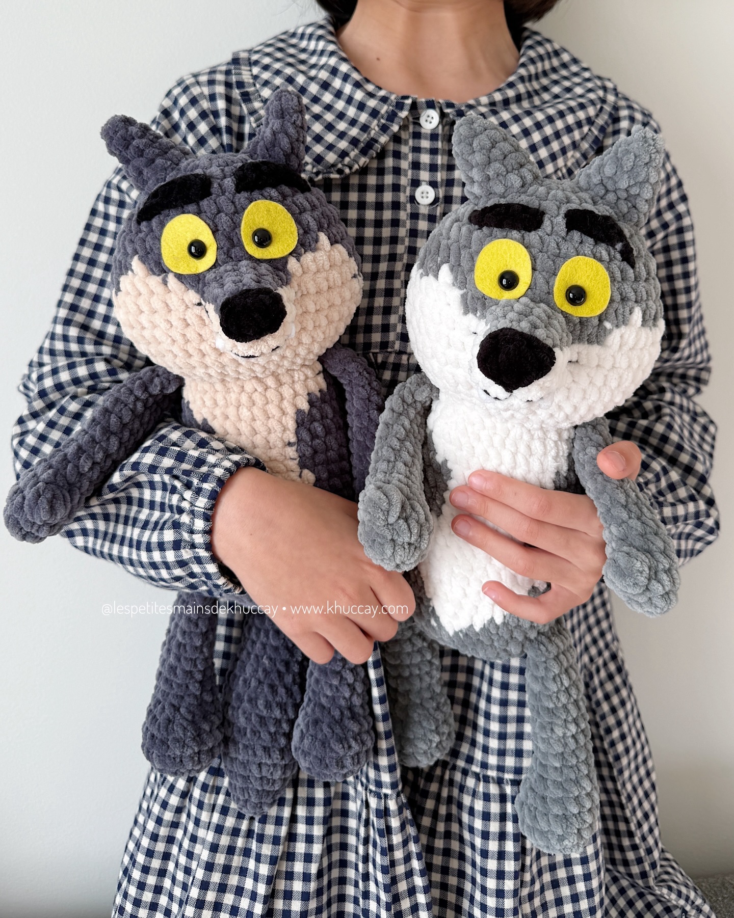 Les loups gentils - ils sont grands et tout doux, parfaits pour faire des câlins.
Ma fille vote pour le clair, et moi pour le foncé 😝
Vous préférez le gris foncé ou le gris clair ?