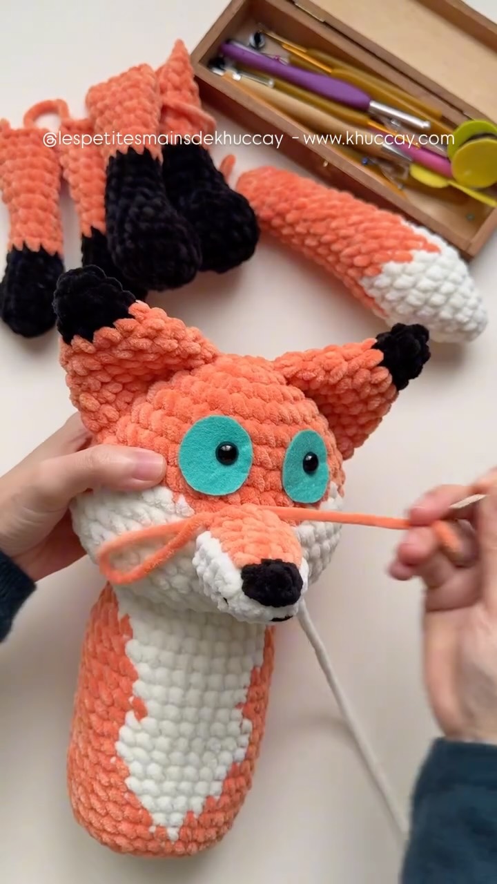 Let’s make an adorable fox 🦊 
-
Yarns Bambi @katiayarns 
Hook 4 mm
#khuccay #lespetitesmainsdekhuccay #fox #crochet #amigurumi