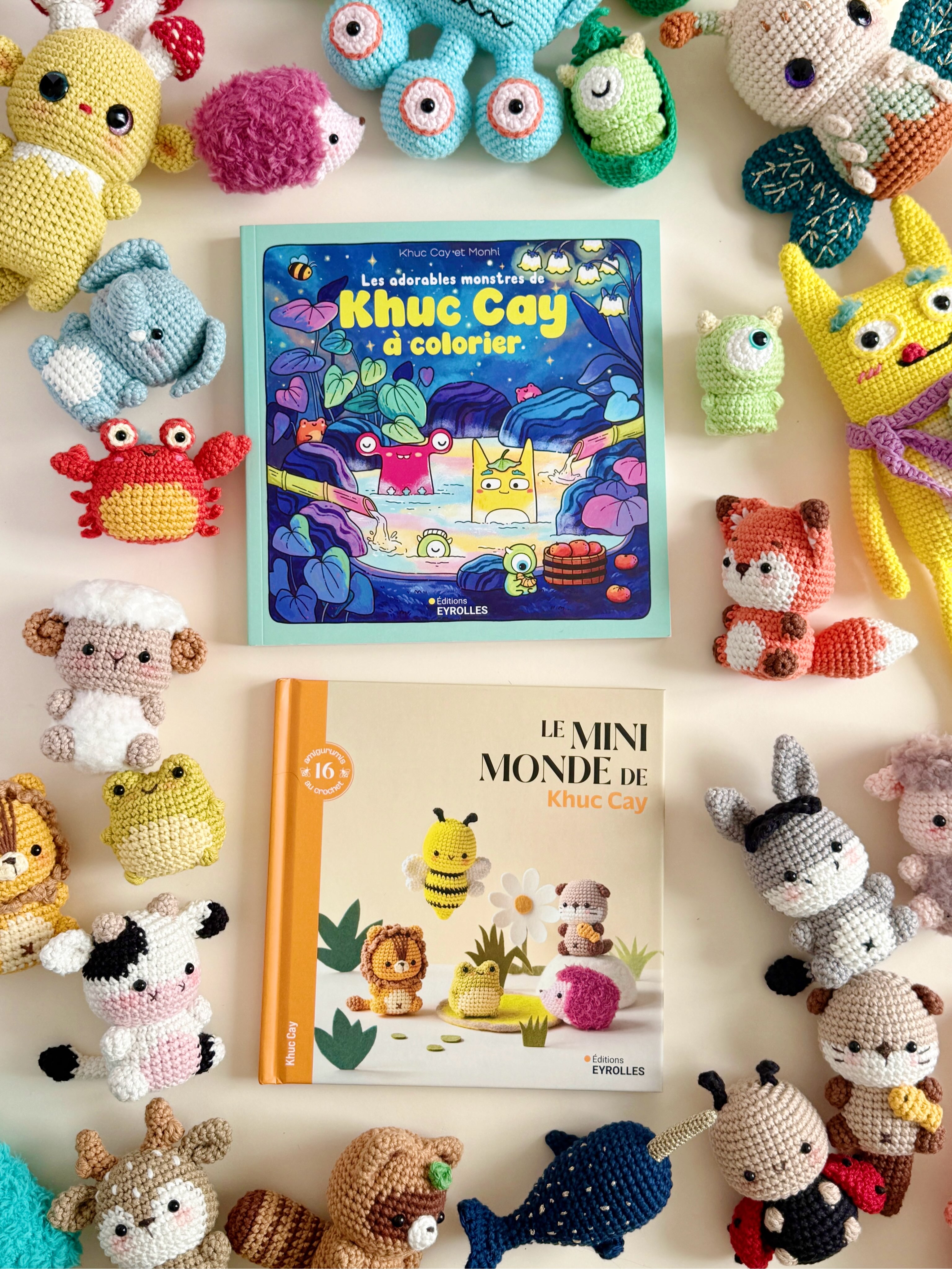 ✨ ALERTE NOUVEAUX LIVRES ✨
Je viens tout juste de recevoir mes deux nouveaux livres, sur lesquels j’ai travaillé depuis un an… et je suis tellement heureuse de pouvoir enfin vous les présenter :
« Les adorables monstres de Khuc Cay à colorier » - un livre de coloriage rempli de 45 dessins à découvrir et à colorier. Il sortira le 3 septembre.
« Le Mini Monde de Khuc Cay » - un nouveau livre de crochet dans lequel vous pourrez rencontrer 16 nouveaux petits amis de mon Mini Monde. Il sortira le 10 septembre.

Ces deux livres sont disponibles en précommande en ligne et en librairies dès maintenant. Et si vous êtes intéressés par un exemplaire dédicacé et préparé avec soin par moi-même, n’hésitez pas à me contacter en mp 💌

Dans les prochains jours, je vous montrerai davantage de détails sur chacun de ces deux livres, alors restez bien attentifs 👀
Merci d’être toujours là, de suivre mon aventure et de soutenir mon travail. Votre soutien compte énormément pour moi 💕
À très vite !