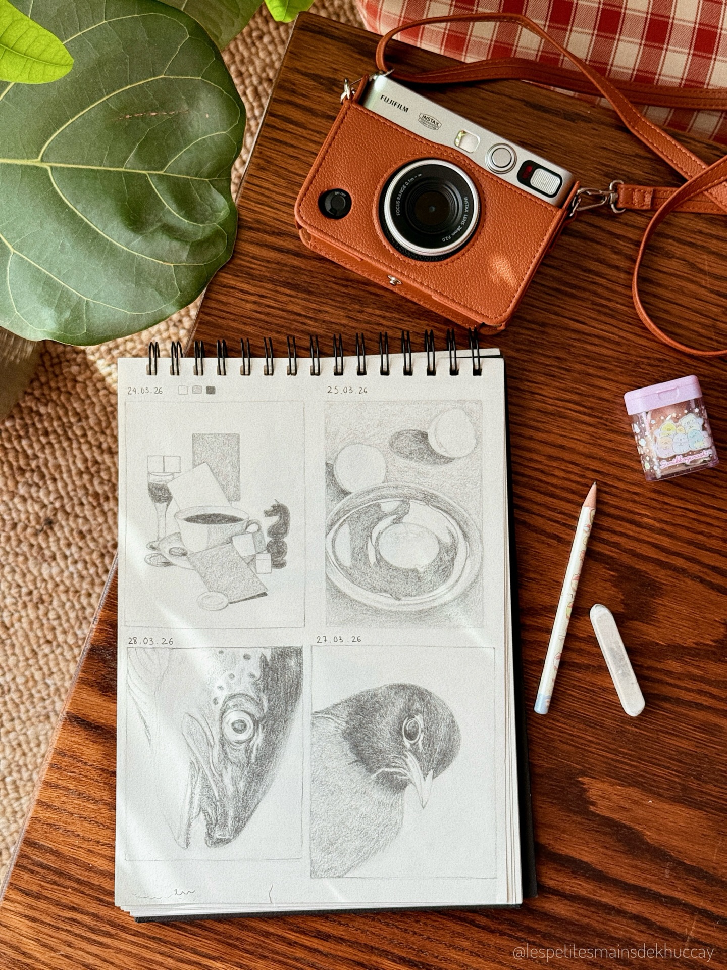 Au lieu de faire du crochet tous les jours, le cours en ligne de @lophochongxiem m’a donné envie (et des devoirs 😂) de dessiner chaque jour. Et j’avoue… j’y prends vraiment beaucoup de plaisir (même si parfois, c’est un peu difficile pour une ‘ débutante ’ comme moi)
-
Petite photo de mon carnet de croquis ces derniers jours, car je n’ai pas encore de nouvelles créations au crochet 🤪
#hxchallenge