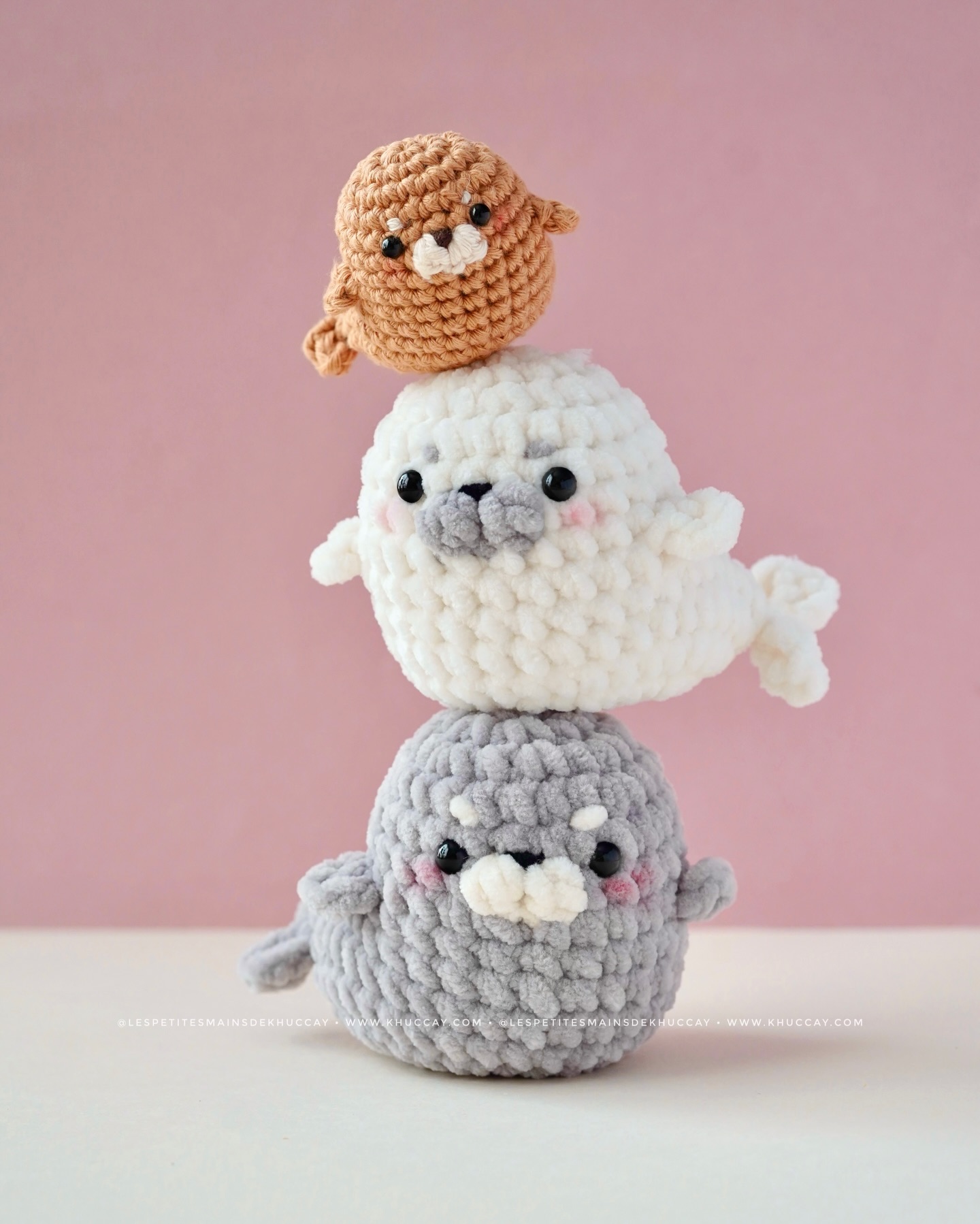 These baby seals are becoming my favorite little characters to make 🦭 All the parts are crocheted directly on, so there’s no sewing, just a bit of embroidery for the eyebrows and their tiny black noses. Their expressions are so cute I can’t resist them. I can’t decide if I prefer the tiny version (made with cotton yarn) or the regular size (made with chunky chenille yarn)… I love them all 🥰