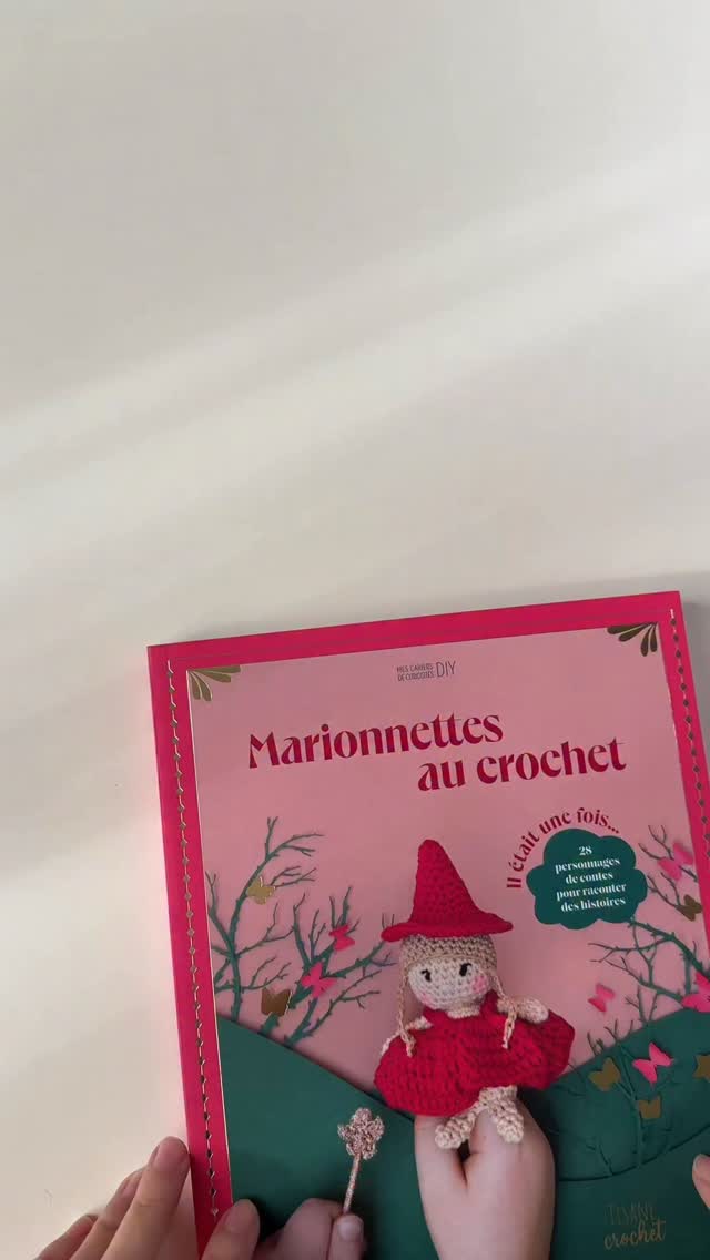 On feuillette le livre “Marionnettes au crochet” de @tisanecrochet chez @solar_editions 
Un livre plein de petites mignonneries parfaites pour les enfants - tout a l’air simple et rapide à réaliser… il ne reste plus qu’à choisir par quoi commencer 🤭
-
#marionettes #crochet #crocheting #puppet #amigurumi #crochelove #khuccay #yarnstagram