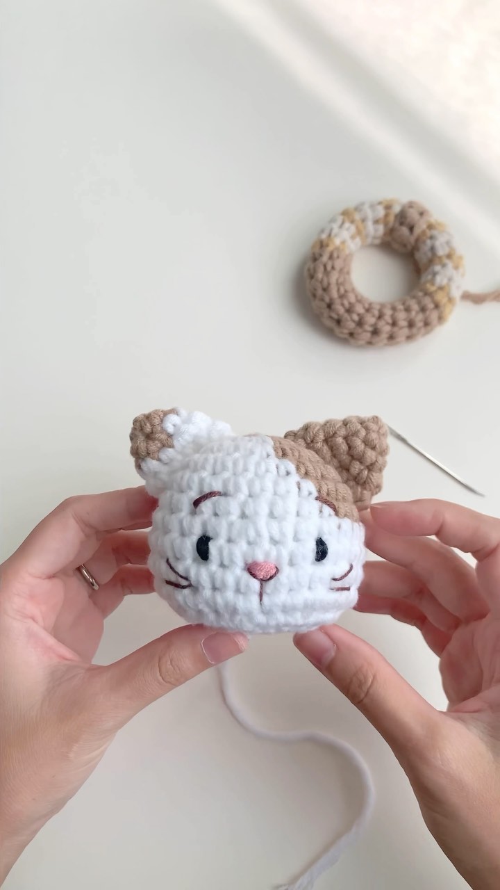 🐱
A special order and I enjoyed making it 💛  -
#cat #khuccay #kitten #crochetpatterns #crochetofig #crochetcrew #amigurumi #amigurumilove #amigurumidoll #lespetitesmainsdekhuccay #amigurumiaddict #crochet #crochetbraid #yarnlove #yarnaddict  #crochetlove #ganchillo #hækeln #crochetaddict #手編み