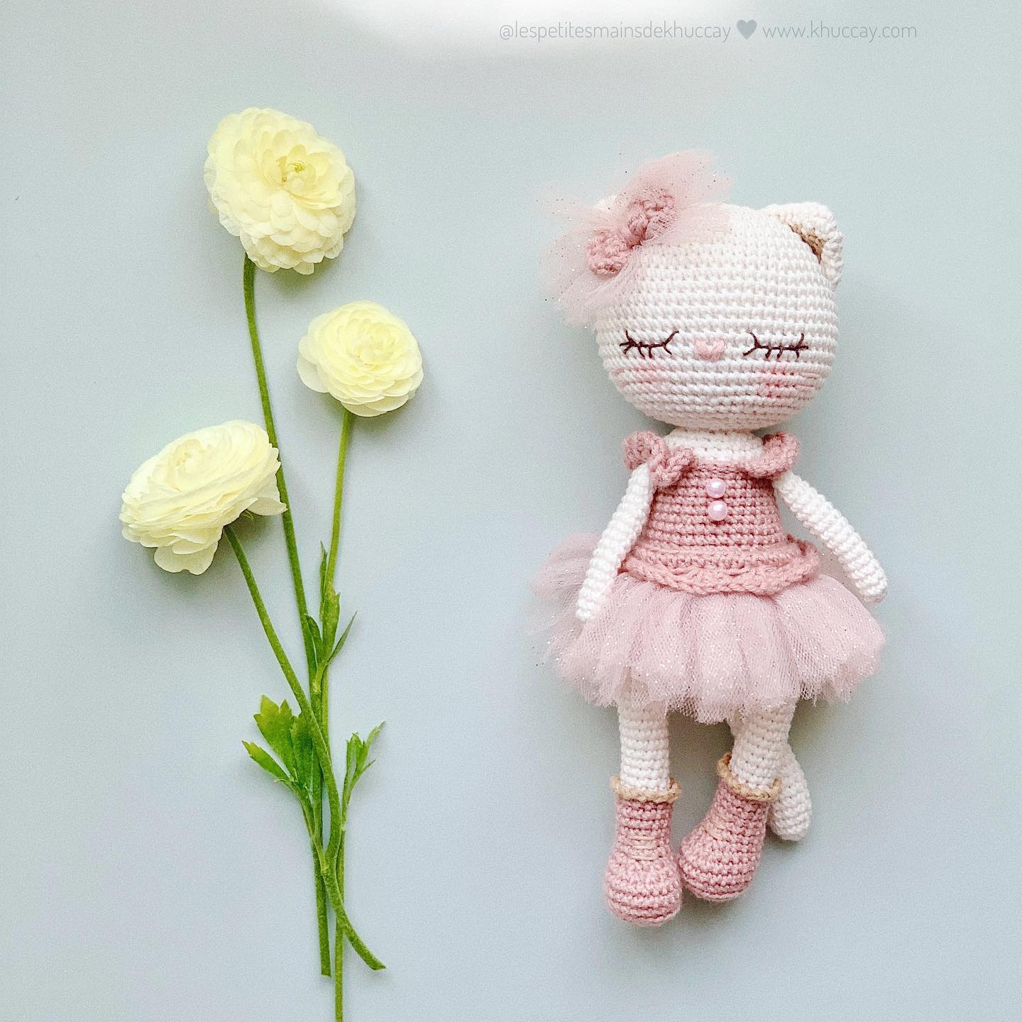 Monday 💛 and I have some ranunculus from my garden ^^  Pattern: Monhi the kitten 🩰 is in my book Sweet crochet animals (English)/ Les petits animaux de Khuc Cay (français)
Yarns: @dmc_france Natura just cotton & wooly chic