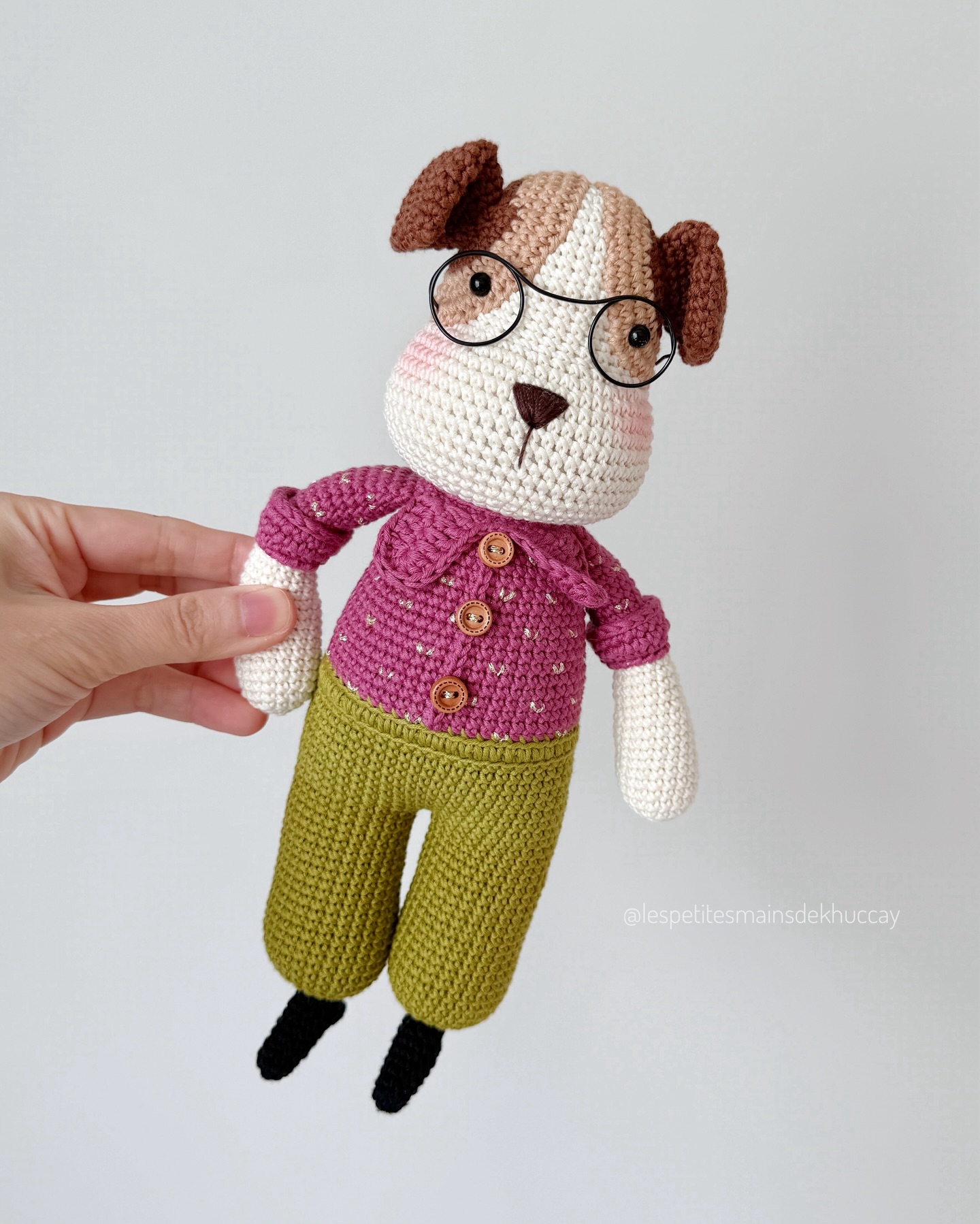 Made this little puppy during my holidays 🐶

Pattern from the book ‘Bienvenue à Gloutonville’ by @gwilami and @grannyscrochethook