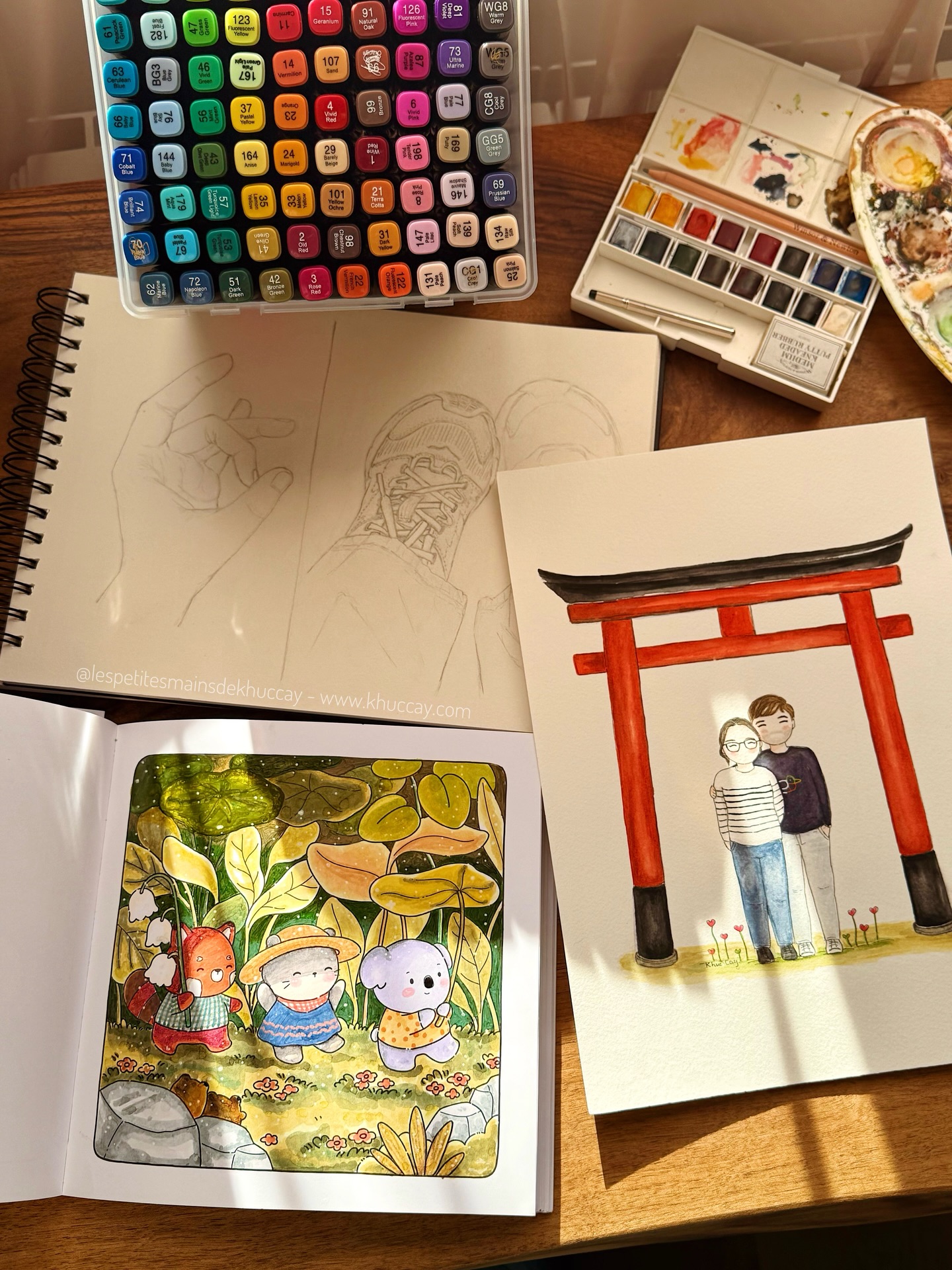 Quelques jolies choses m’occupent tout en me détendant ces derniers temps :
- Colorier des illustrations de mon livre « Le petit monde de Khuc Cay à colorier » chez @eyrolles_loisirscreatifs. Ces scènes adorables m’apportent tellement de calme et d’inspiration ☺️
- Faire de dessin sur mesure pour ma cliente (je n’avais pas accepté ce type de commande depuis des années, mais je prends beaucoup de plaisir à m’y remettre 💛)
- Pratiquer le dessin tous les jours avec le cours en ligne @lophochongxiem - c’est la toute première fois que je prends des cours de dessin ! J’ai toujours été autodidacte, en suivant simplement mon ressenti, donc j’étais curieuse de voir comment ça se passe. Le cours est amusant et m’a déjà appris des choses que je ne connaissais pas. On verra si mes dessins s’améliorent à la fin du cours.
J’espère que vous profitez vous aussi de ces belles journées de printemps 😊